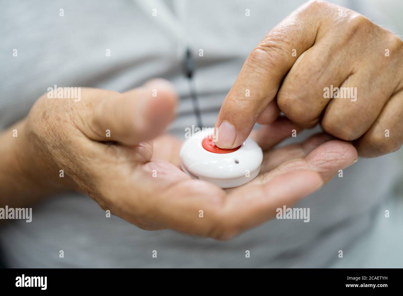 Nahaufnahme des leitenden Mannes, der die Alarmtaste für den Notfall drückt Stockfoto