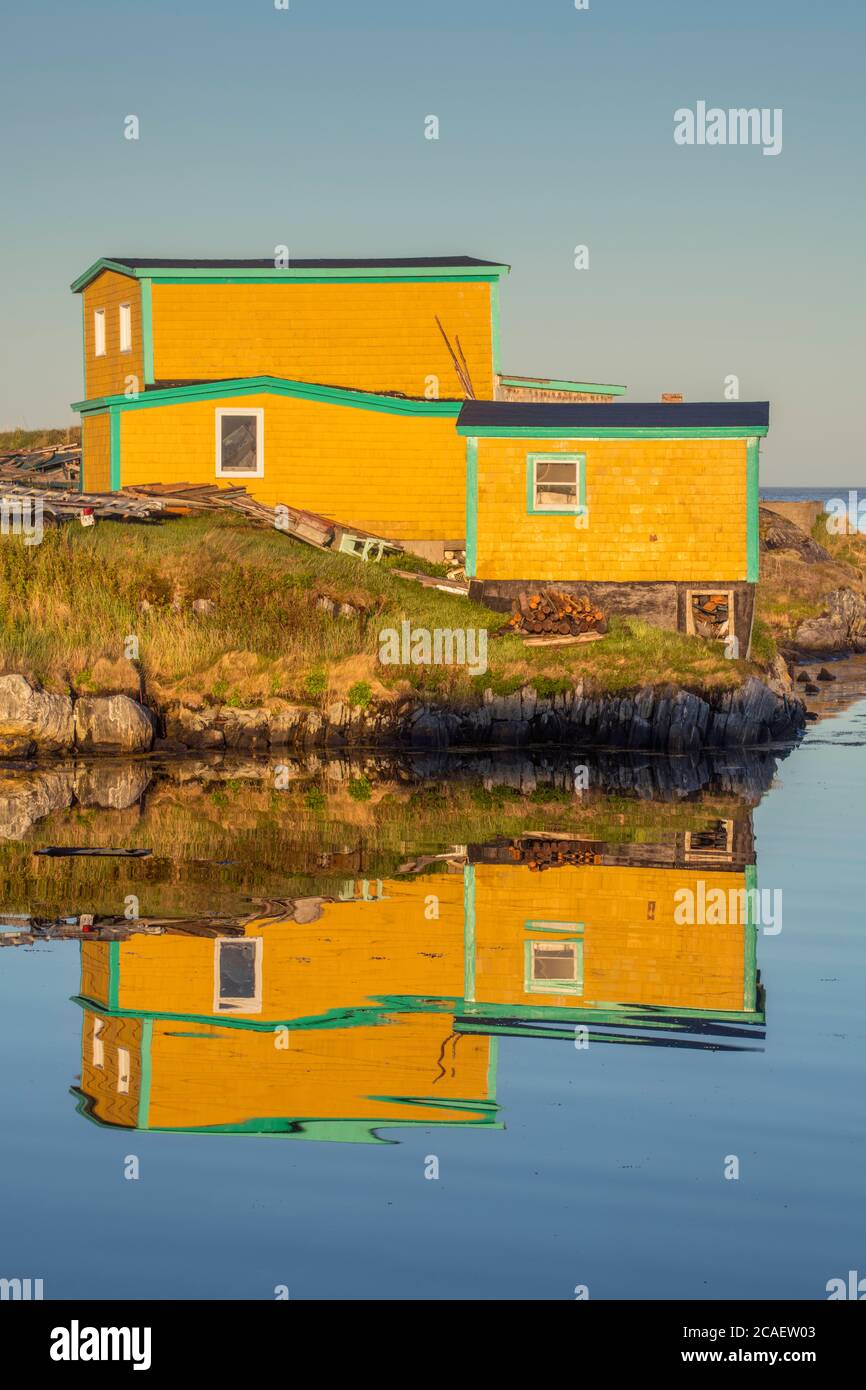 Haus im Dorf spiegelt sich im Hafen, Margaree, Neufundland und Labrador NL, Kanada Stockfoto