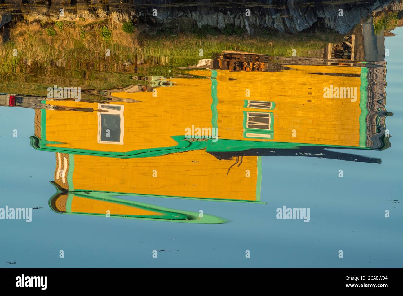 Haus im Dorf spiegelt sich im Hafen, Margaree, Neufundland und Labrador NL, Kanada Stockfoto