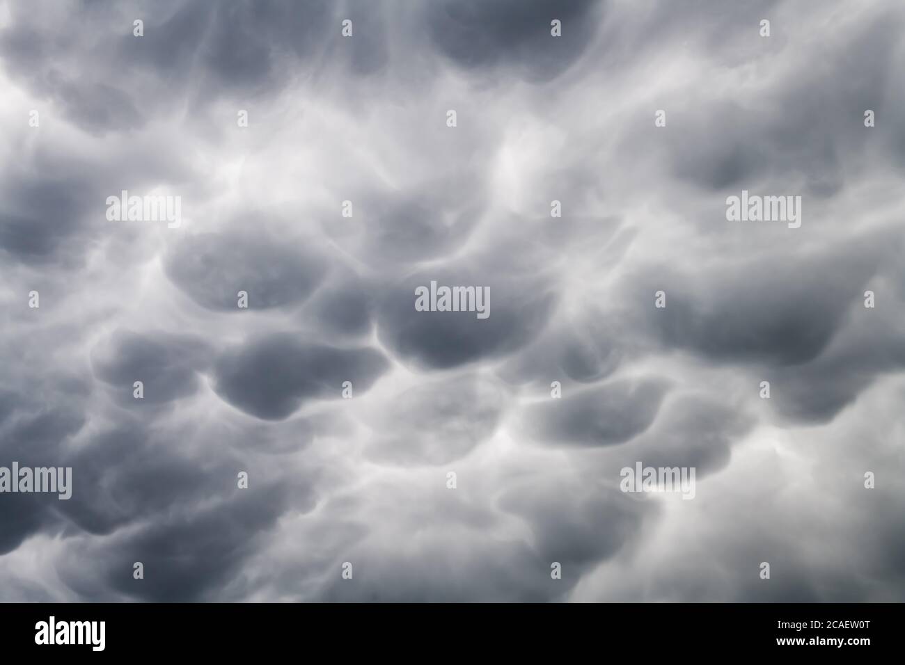 Stürmischer Himmel mit bedrohlichen Mammatuswolken vor dem Sturm. Klimawandel Natur Hintergrund Stockfoto