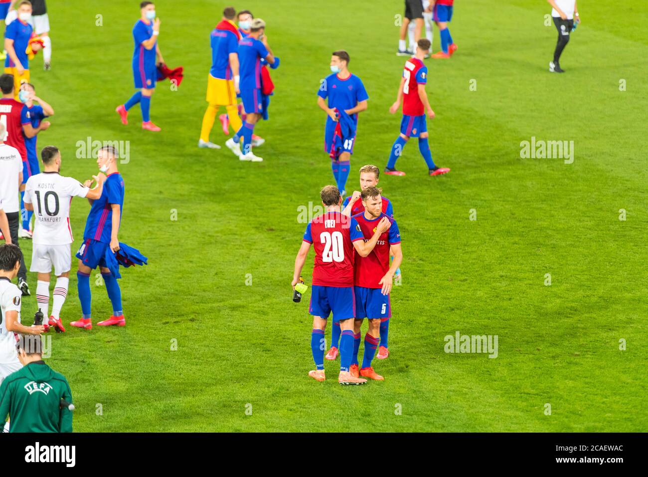 St Jakob Park, Basel, Schweiz. August 2020. UEFA Europa League Football, FC Basel gegen Frankfurt; die Spieler des FC Basel feiern den Weg zur nächsten Etappe der Europa League Credit: Action Plus Sports/Alamy Live News Stockfoto