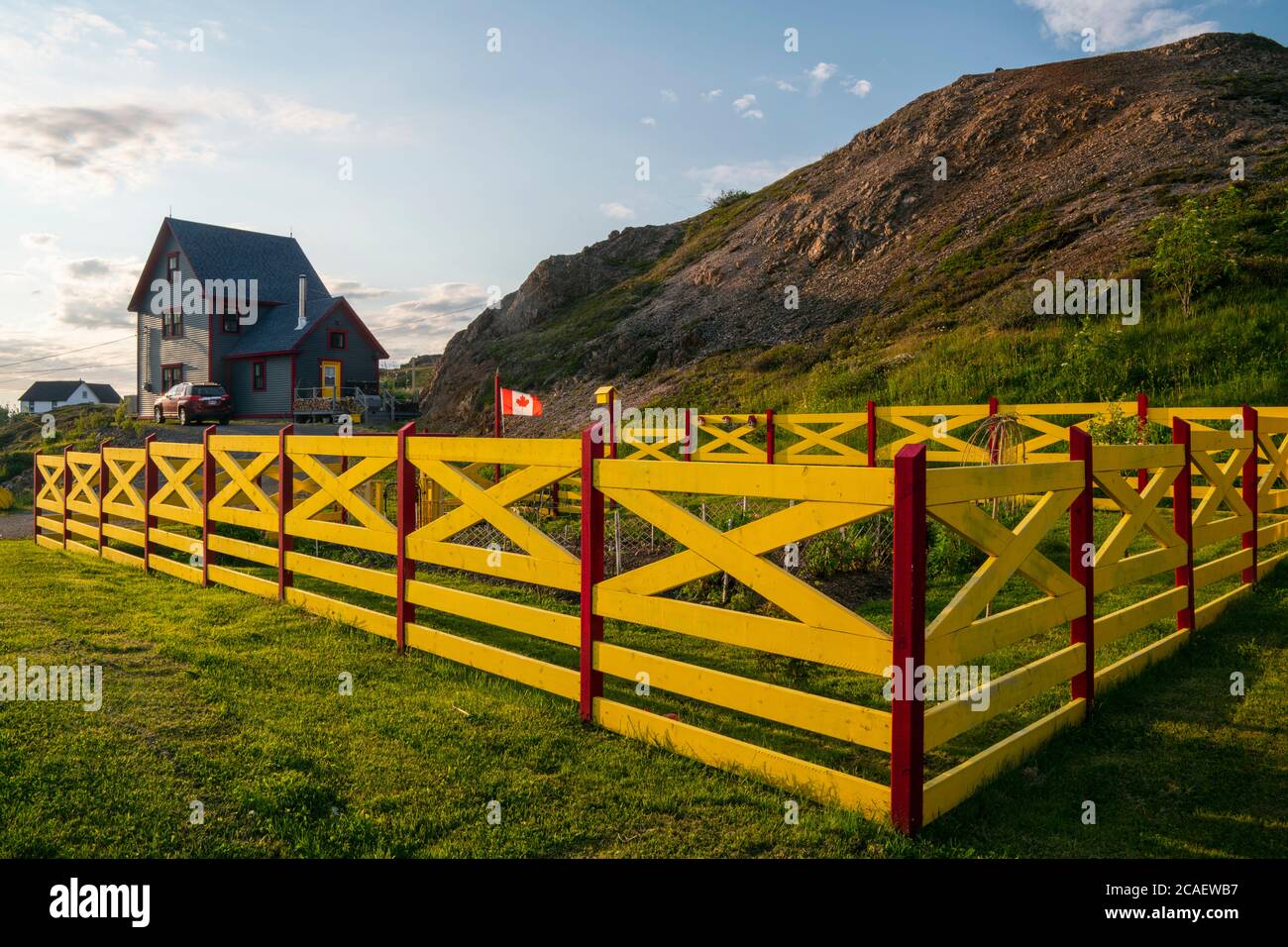 Bemalter Zaun um einen Garten, Durrell, Neufundland und Labrador NL, Kanada Stockfoto