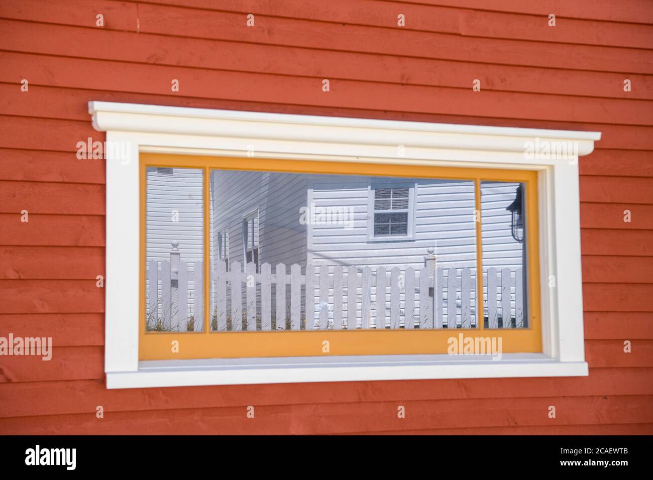 Buntes Haus mit Fensterreflektionen, Bonavista, Neufundland und Labrador NL, Kanada Stockfoto