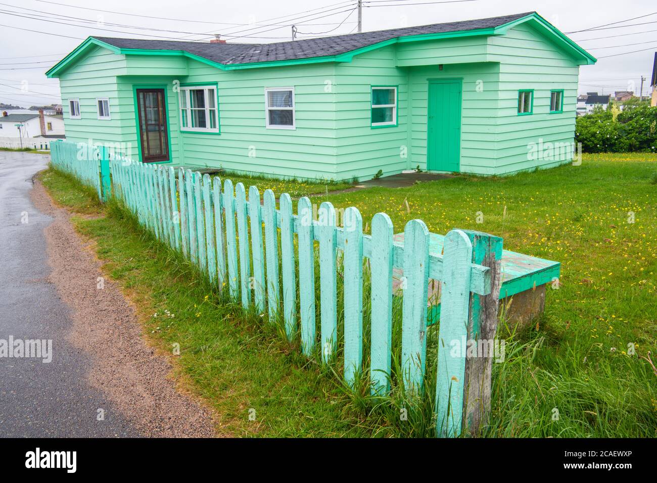 Buntes Haus mit grünem Zaun, Bonavista, Neufundland und Labrador NL, Kanada Stockfoto