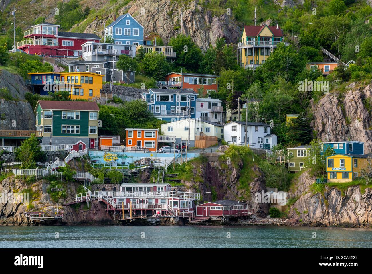 Farbenfrohe Häuser unter Signal Hill, St. Johns, Neufundland und Labrador NL, Kanada Stockfoto
