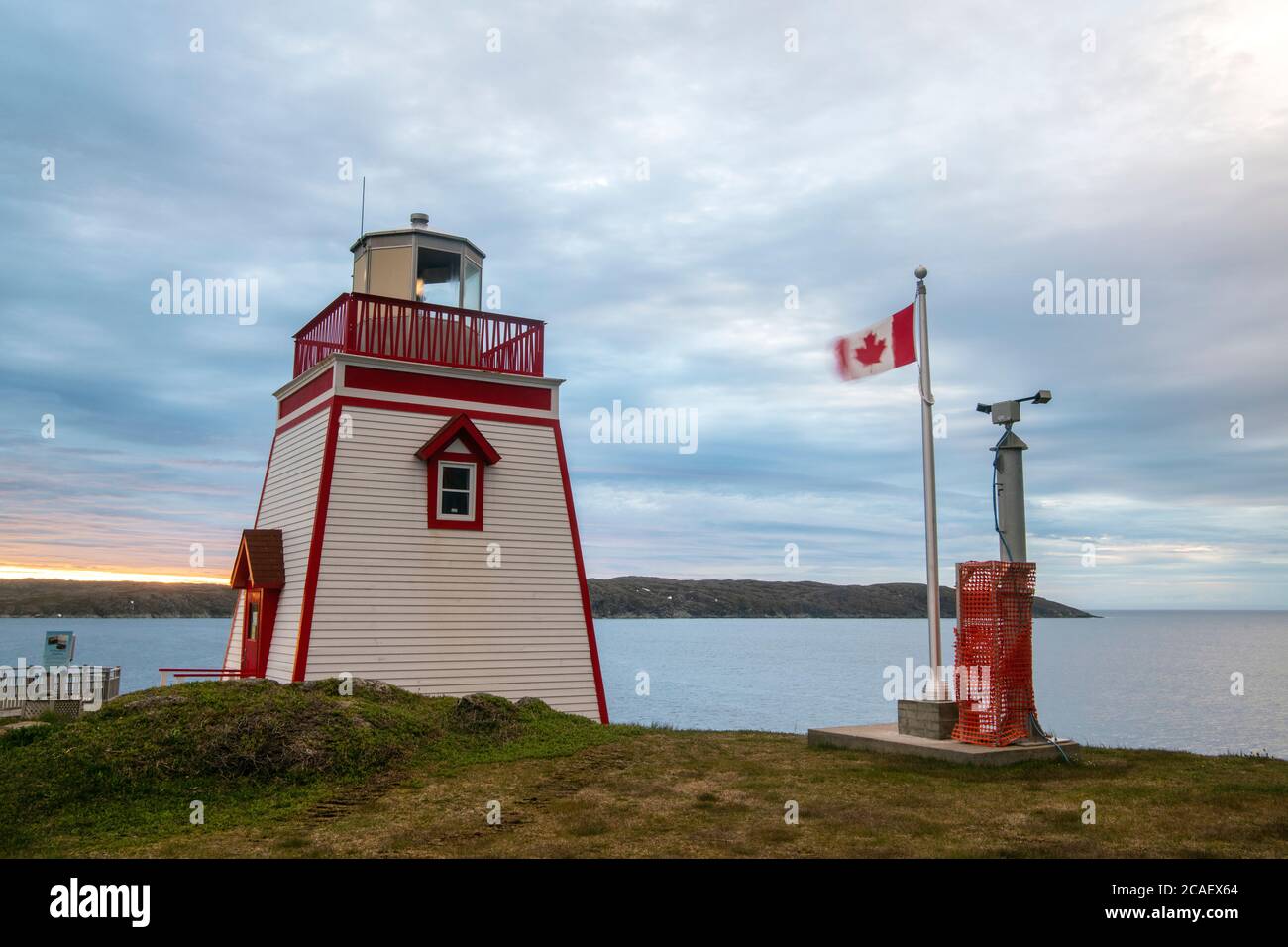 Leuchtturm und kanadische Flagge, St. Anthony, Neufundland und Labrador NL, Kanada Stockfoto