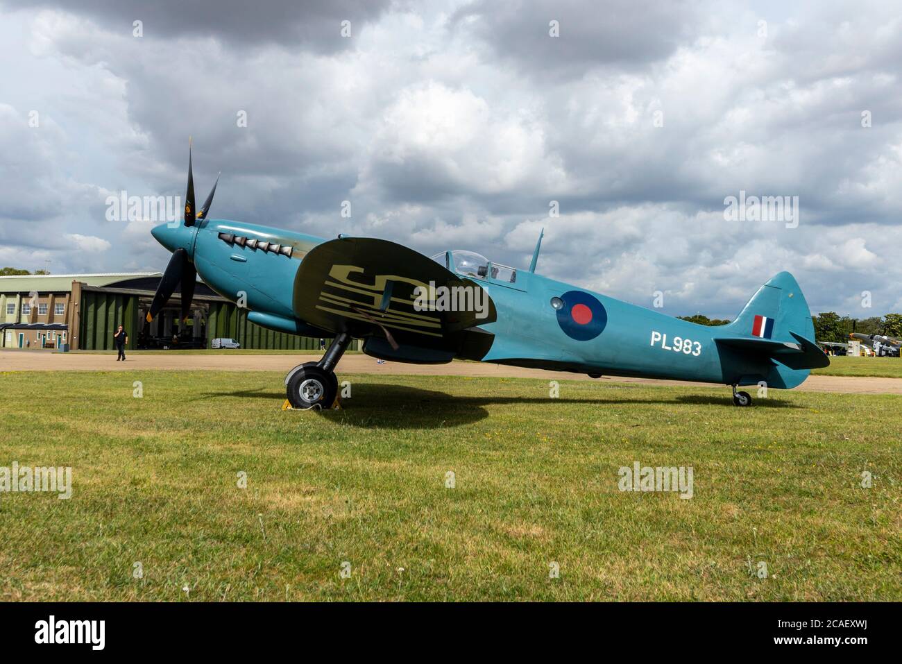 Zweiter Weltkrieg Spitfire Kampfflugzeug speziell mit Danke U NHS bemalt, um das Gesundheitspersonal für die Arbeit während COVID-19 Coronavirus zu ehren. Duxford Stockfoto