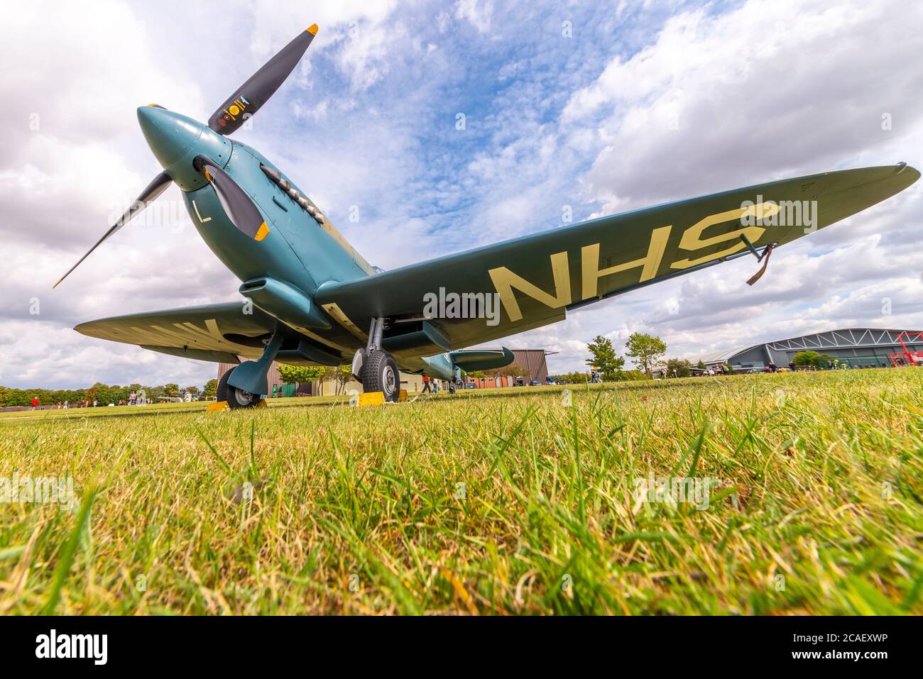 Zweiter Weltkrieg Spitfire Kampfflugzeug speziell mit Danke U NHS bemalt, um das Gesundheitspersonal für die Arbeit während COVID-19 Coronavirus zu ehren. Duxford Stockfoto