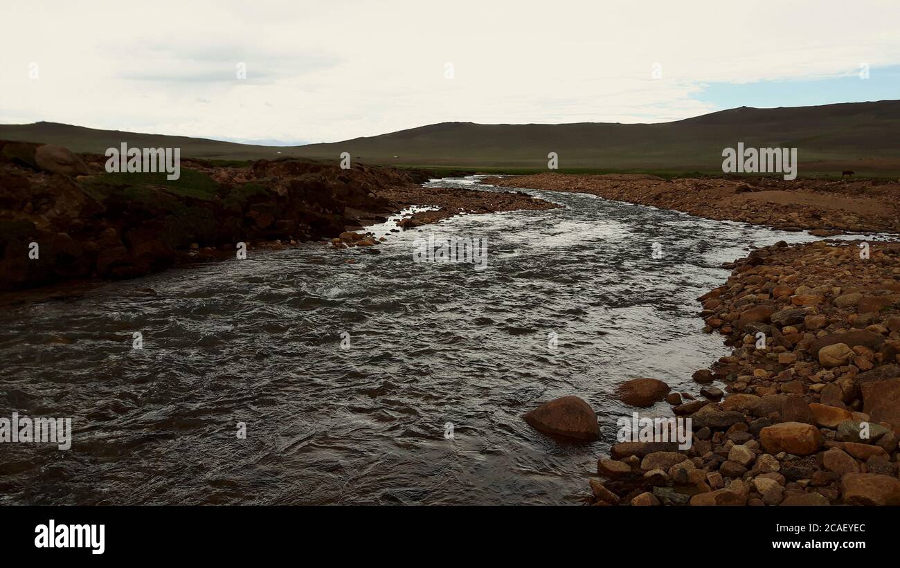 Ein starker Fluss, der durch sein steineres Fundament rauscht Stockfoto