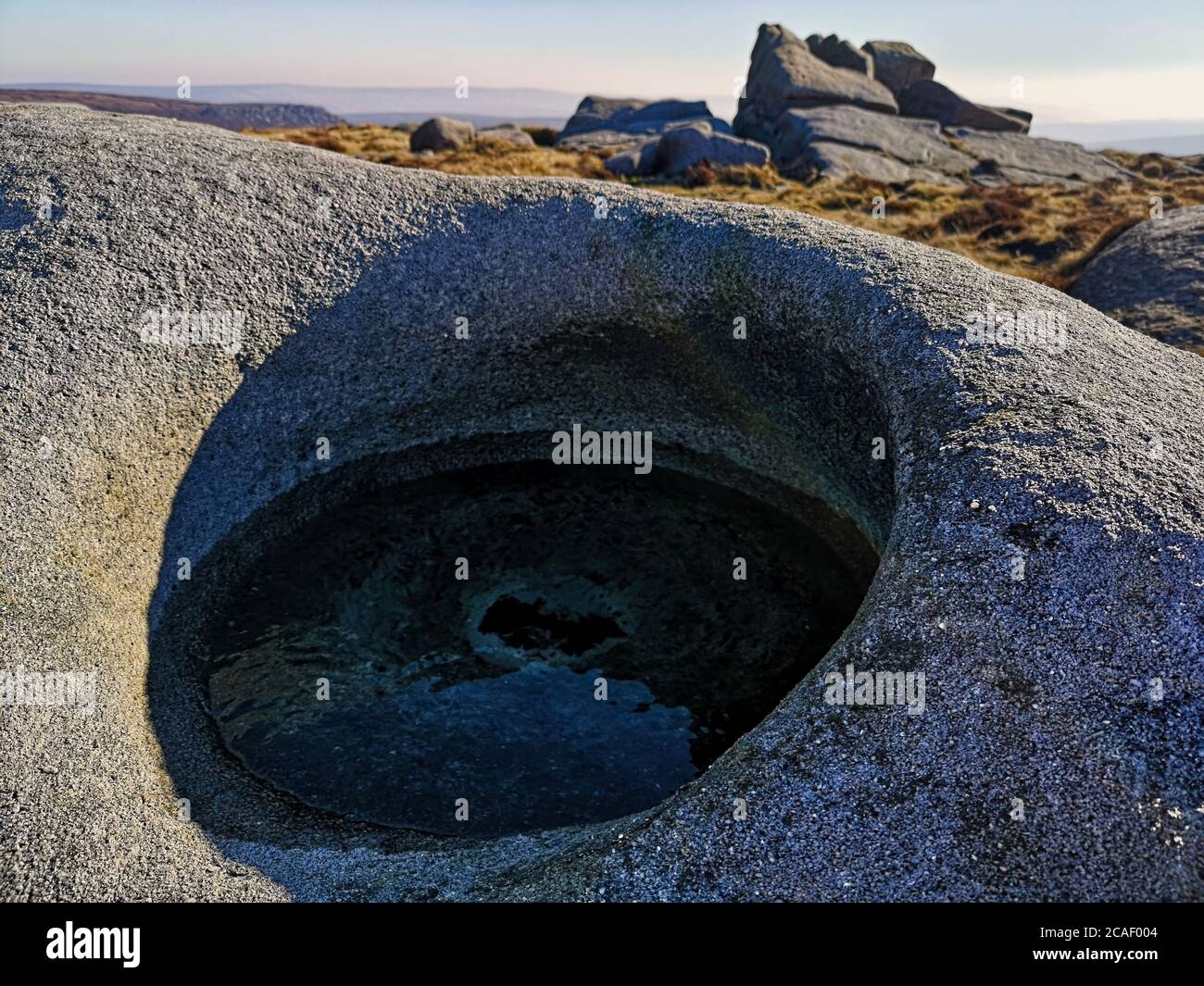Ein natürliches Becken oder Pool von Wasser in einem großen boulder in den englischen Bergen Stockfoto