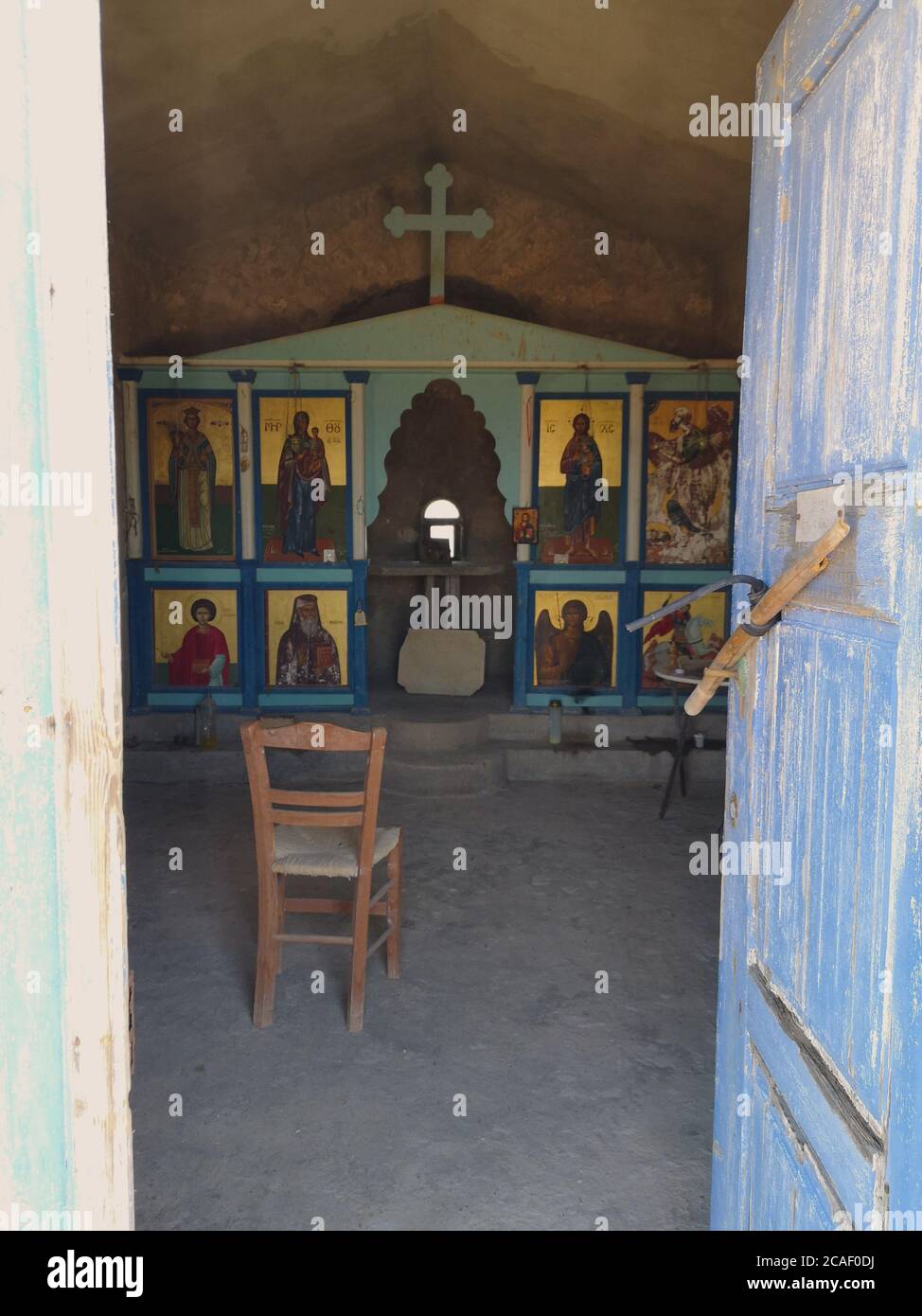 Ein Blick in eine alte orthodoxe Kapelle im ländlichen Kreta Stockfoto