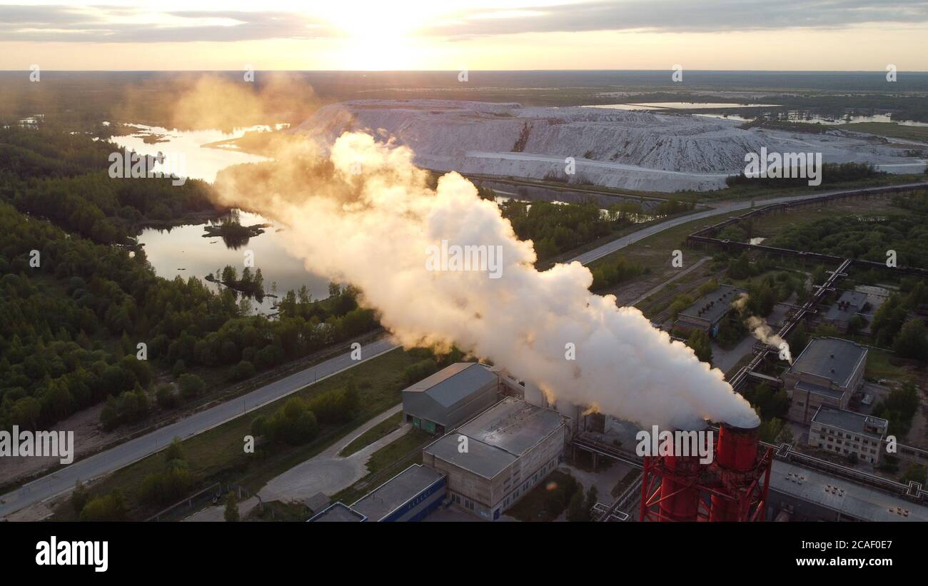 Luftverschmutzung durch Rauch aus Fabrikschornsteinen. Blick aus der Vogelperspektive auf das Industriegebiet im Leningrader Gebiet Stockfoto
