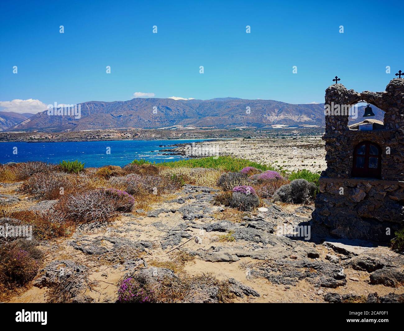 Eine charmante Steinkapelle mit Blick auf das ländliche Kreta auf einem heißen Sommertag Stockfoto