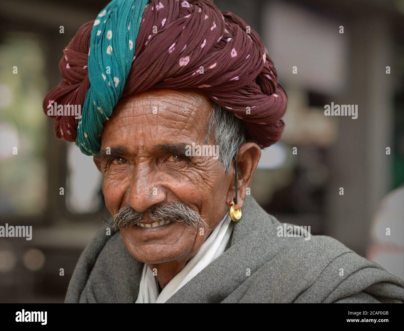 Old Indian Rajasthani Mann mit grün-und-braun Rajasthani Turban (pagari) lächelt für die Kamera. Stockfoto