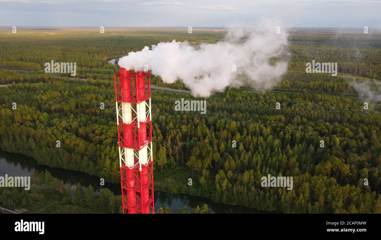 Luftverschmutzung durch Rauch aus Fabrikschornsteinen. Blick aus der Vogelperspektive auf das Industriegebiet im Leningrader Gebiet Stockfoto