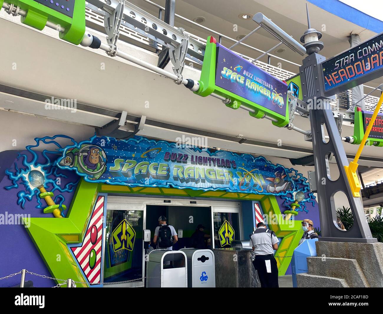 Orlando, FL/USA - 25. Juli 20: Der Eingang zum Buzz Lightyear Space Ranger Spin Ride mit Gesichtsmasken und Schilden in der Walt Disney World in Orlando, FL Stockfoto