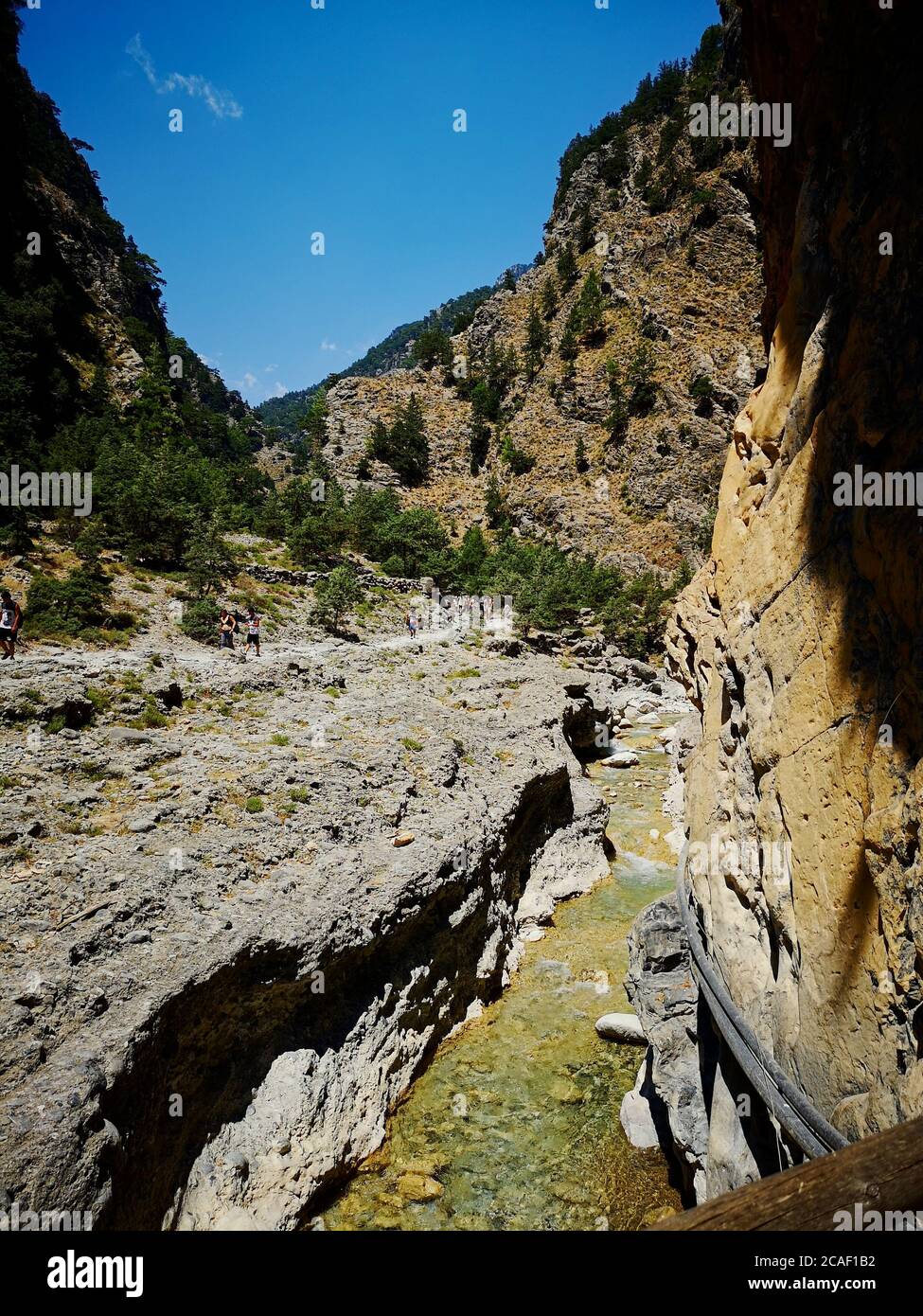 Ein kühlender Fluss oder Bach, der durch eine Schlucht fließt Im Süden Kretas Stockfoto