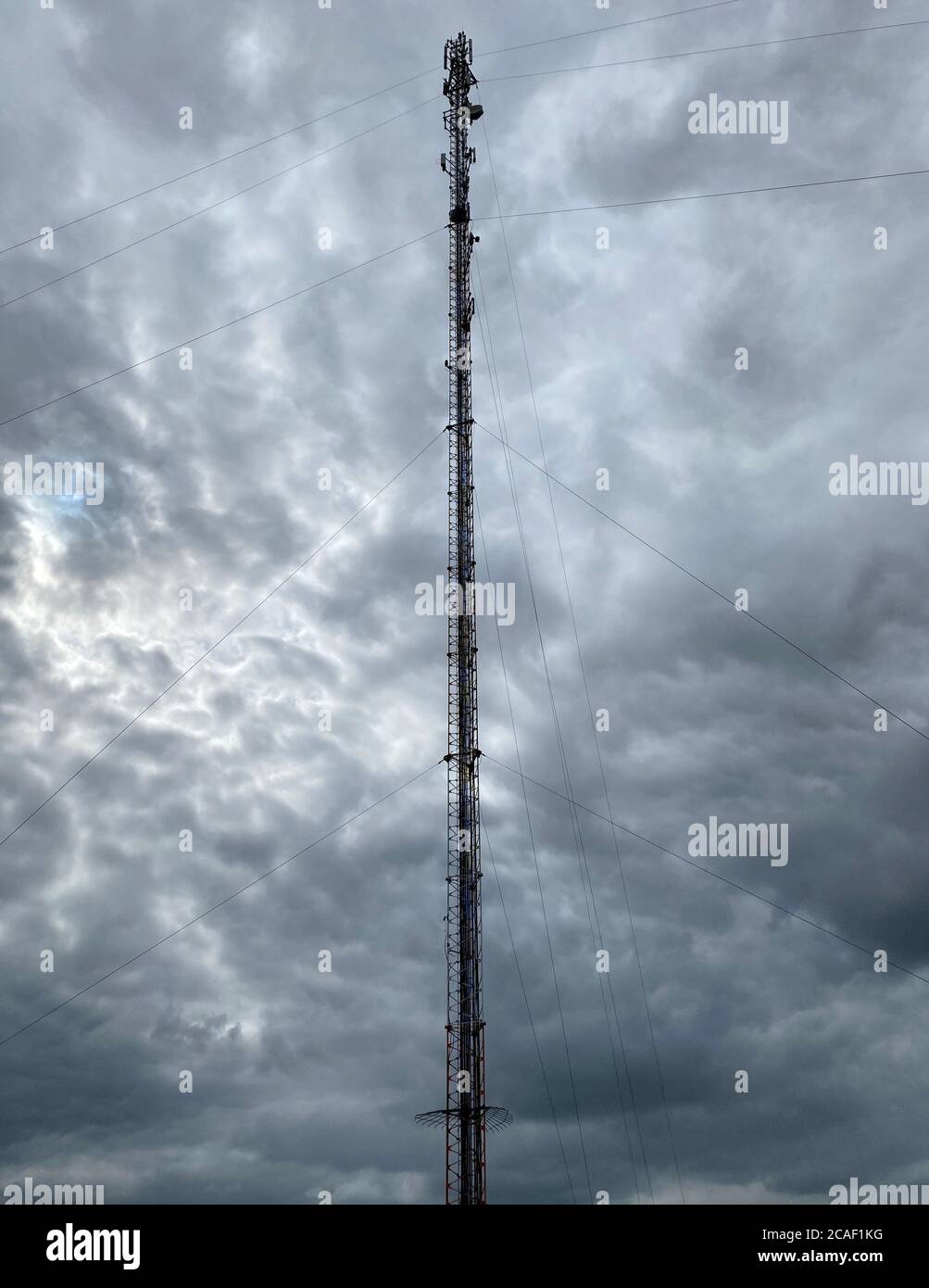 Zelle Turm gegen einen düsteren Himmel Stockfoto