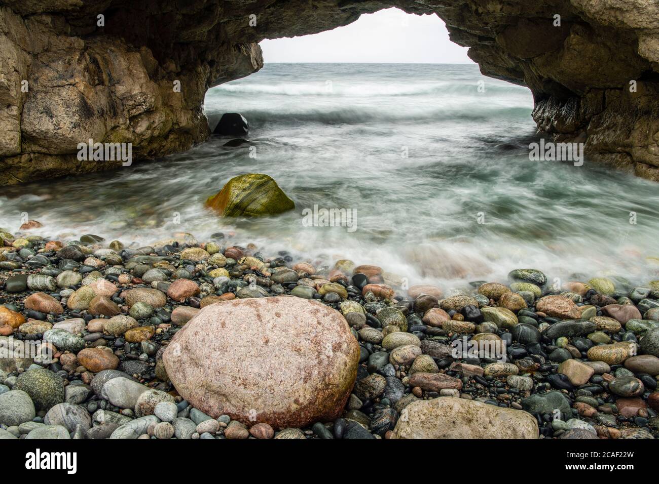 Surfen und Felsen unter den Arches, Arches Provincial Park, Neufundland und Labrador NL, Kanada Stockfoto