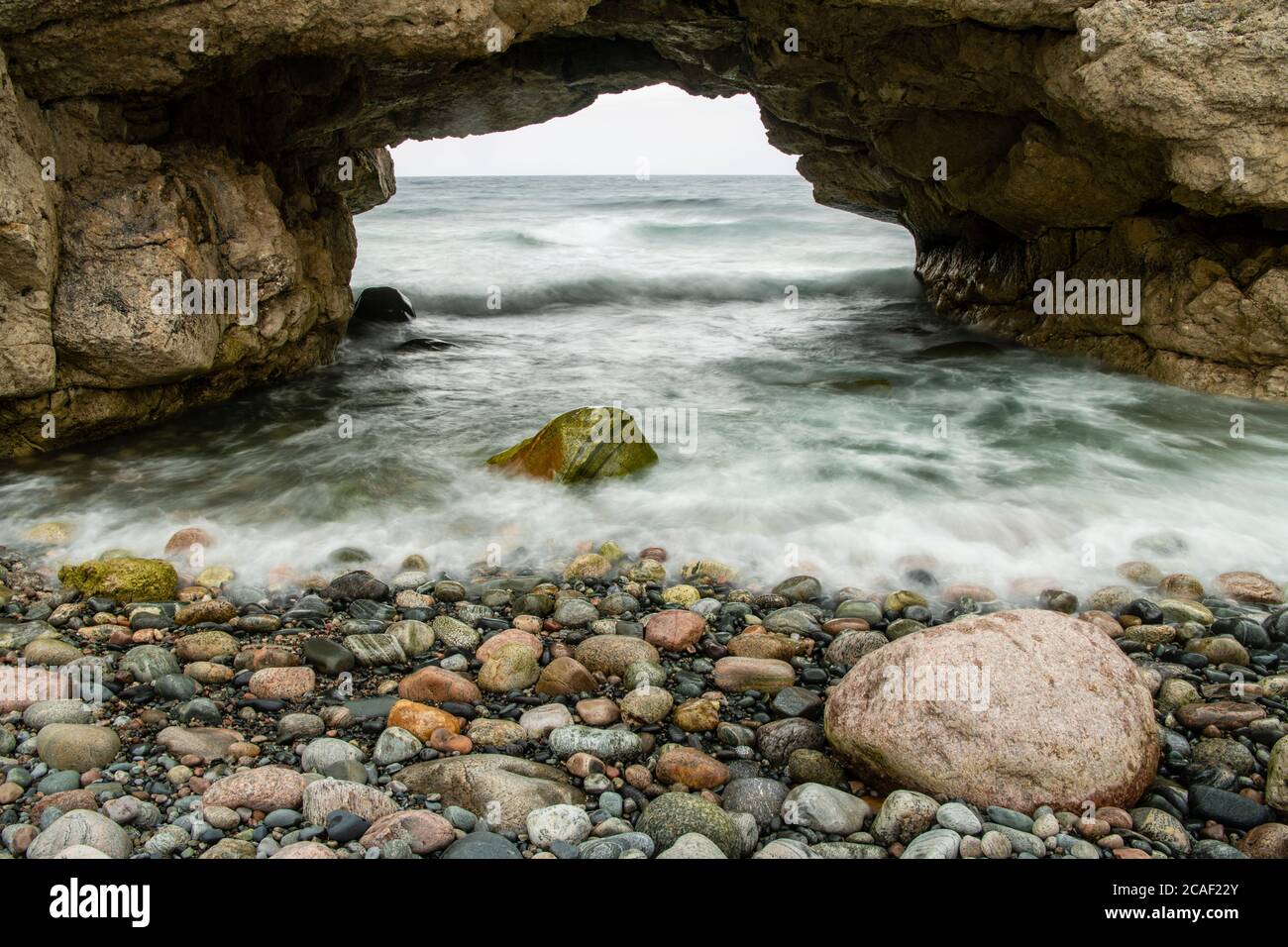 Surfen und Felsen unter den Arches, Arches Provincial Park, Neufundland und Labrador NL, Kanada Stockfoto