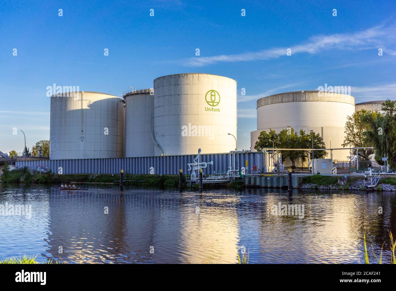 Unitank große Dieselspeicher entlang des Teltowkanals (Teltowkanal) in Berlin Rudow, Berlin, Deutschland, Europa Stockfoto