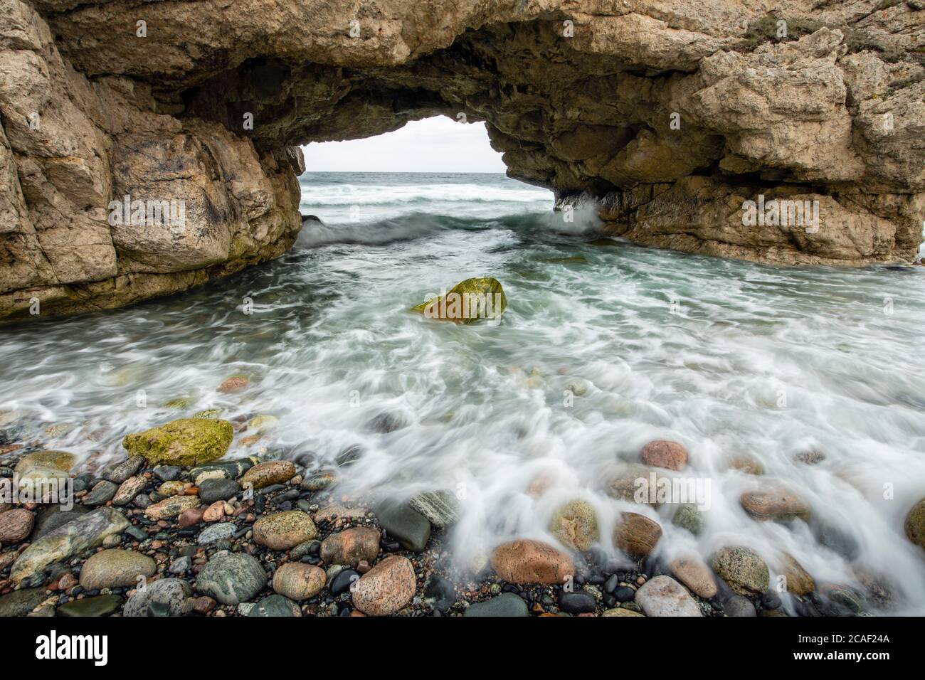 Surfen und Felsen unter den Arches, Arches Provincial Park, Neufundland und Labrador NL, Kanada Stockfoto