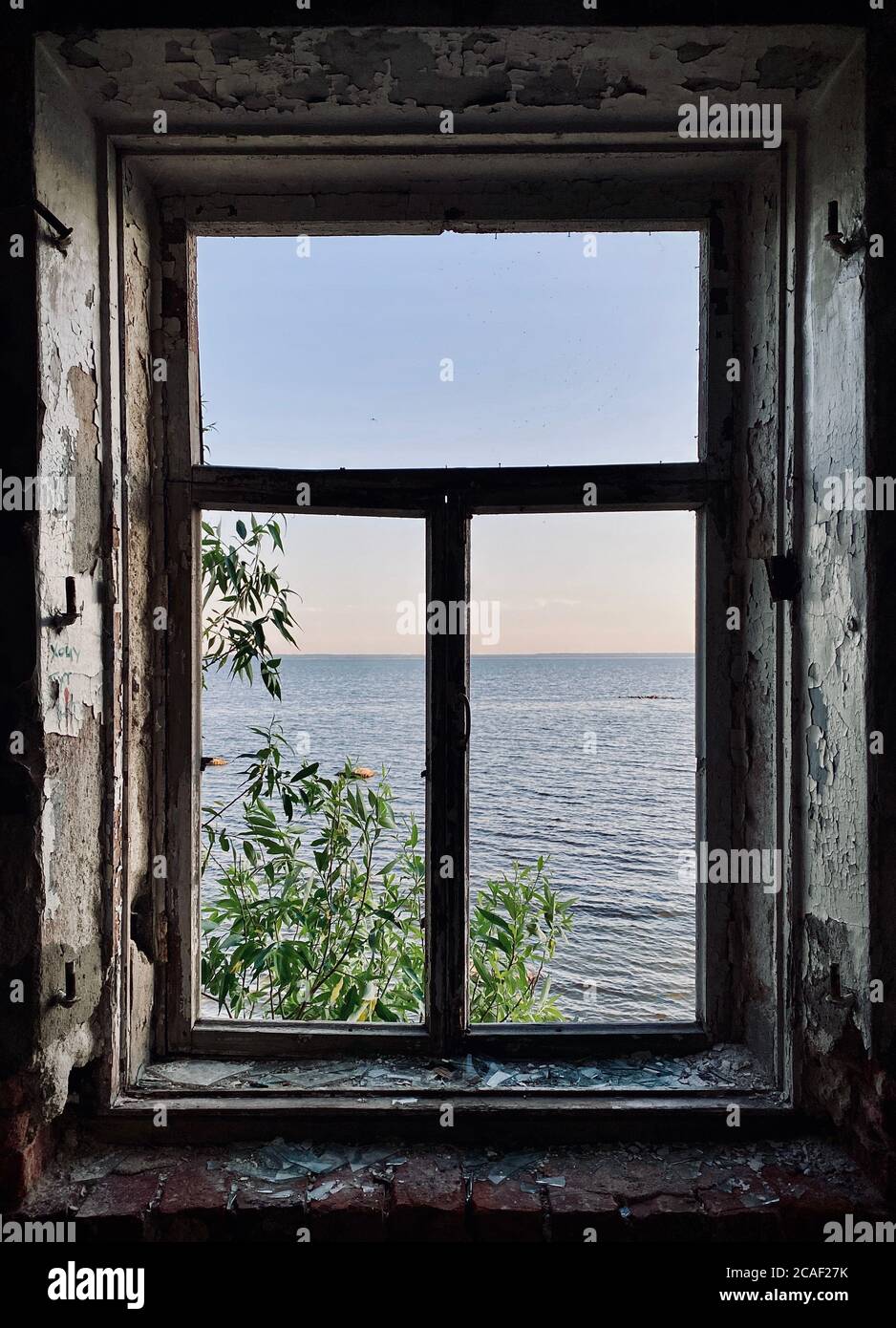 Blick aus dem Fenster des Hauses auf den Hintergrund des Meeres Stockfoto