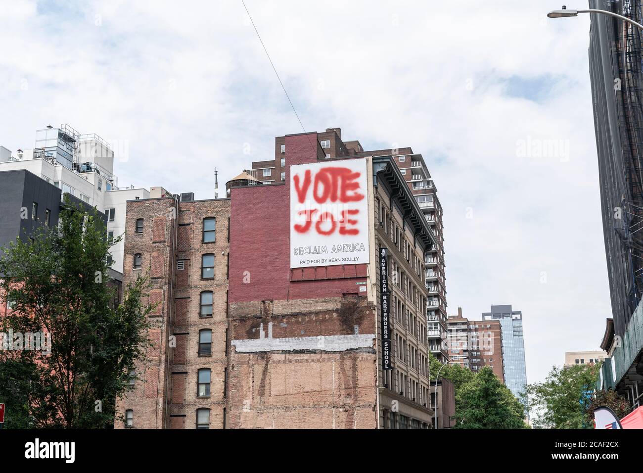 New York, NY - 6. August 2020: Politische Plakatwand drängt, für Joe Biden als Präsident zu stimmen, erstellt von Künstler Sean Scully gesehen auf 29. Straße Stockfoto
