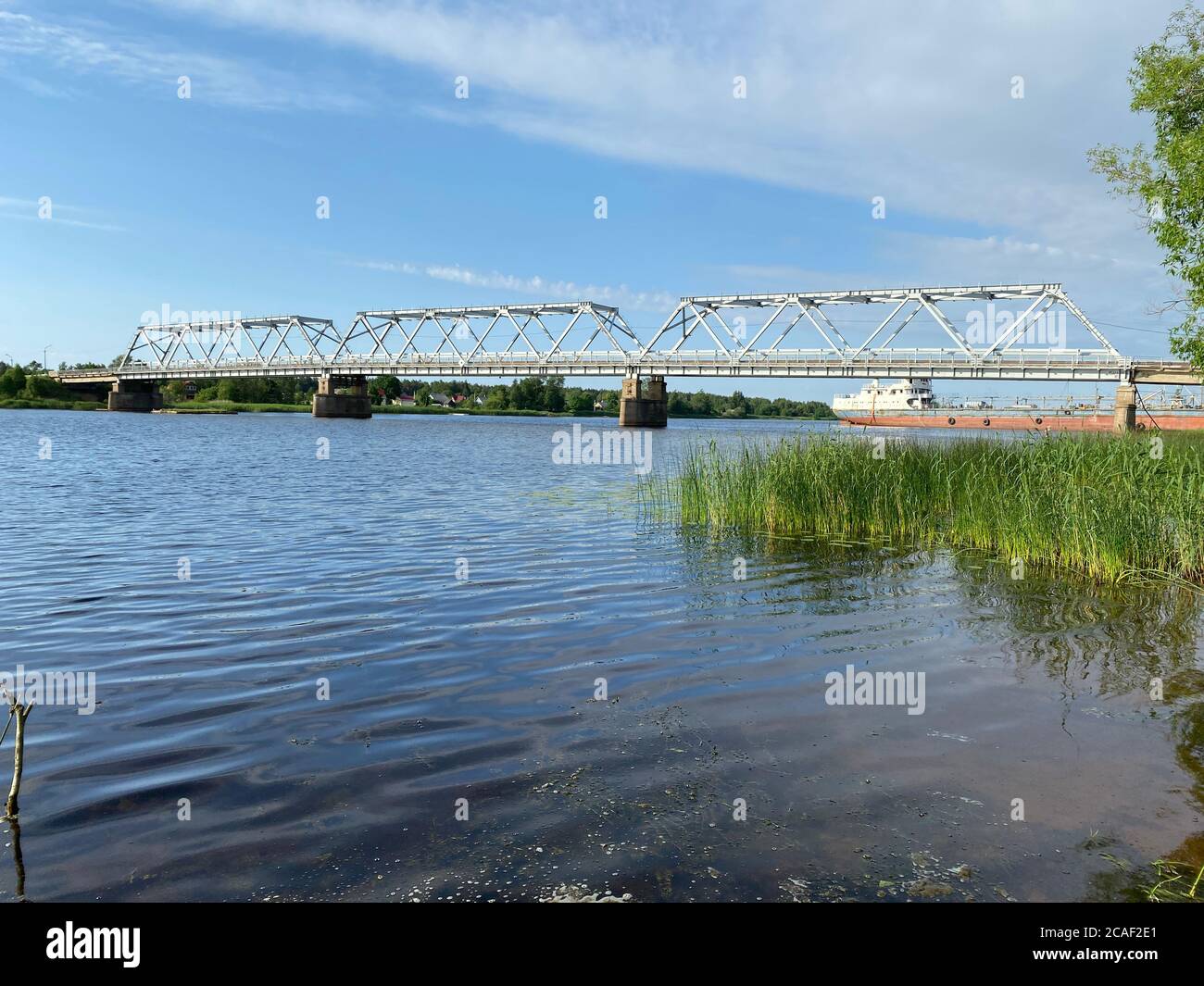 Eine Brücke über ein Gewässer Stockfoto