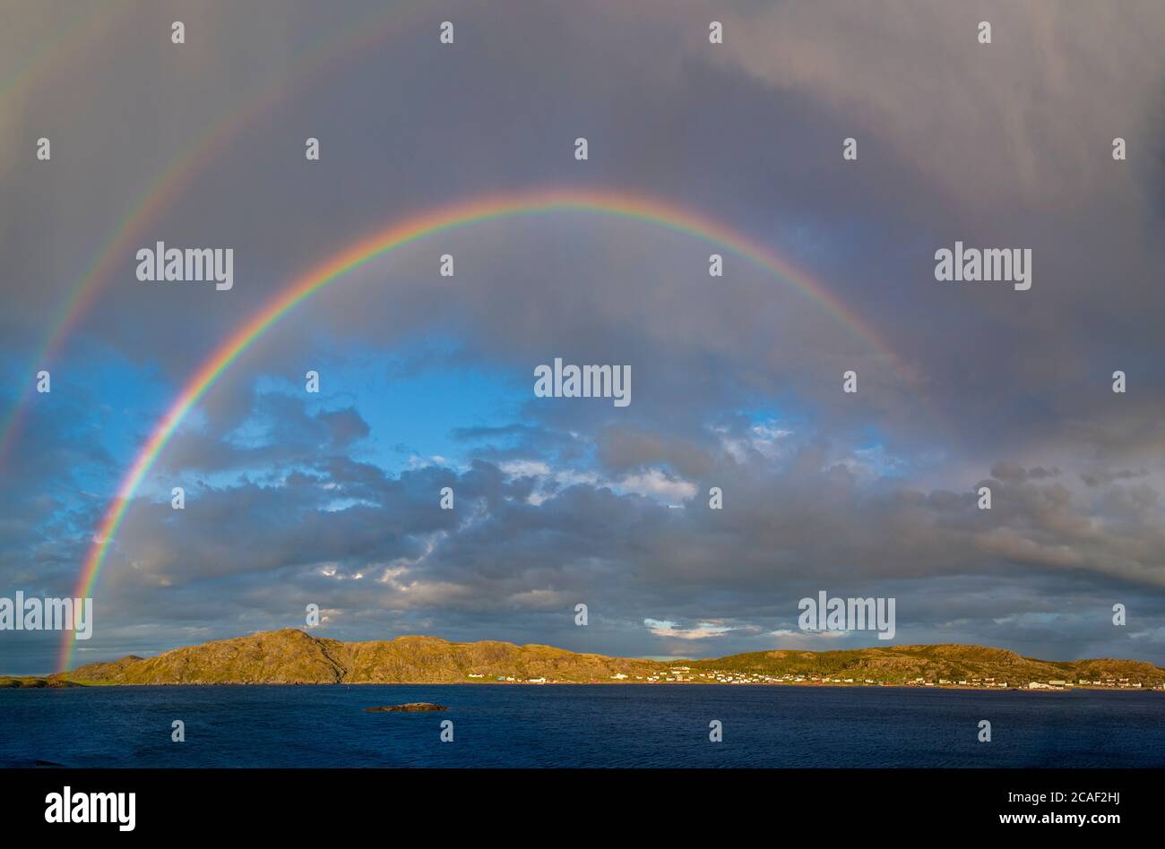 Regenbogen über der Stadt Fogo, Fogo, Neufundland und Labrador NL, Kanada Stockfoto