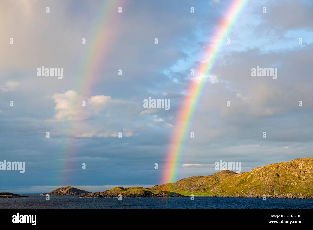Regenbogen über der Stadt Fogo, Fogo, Neufundland und Labrador NL, Kanada Stockfoto