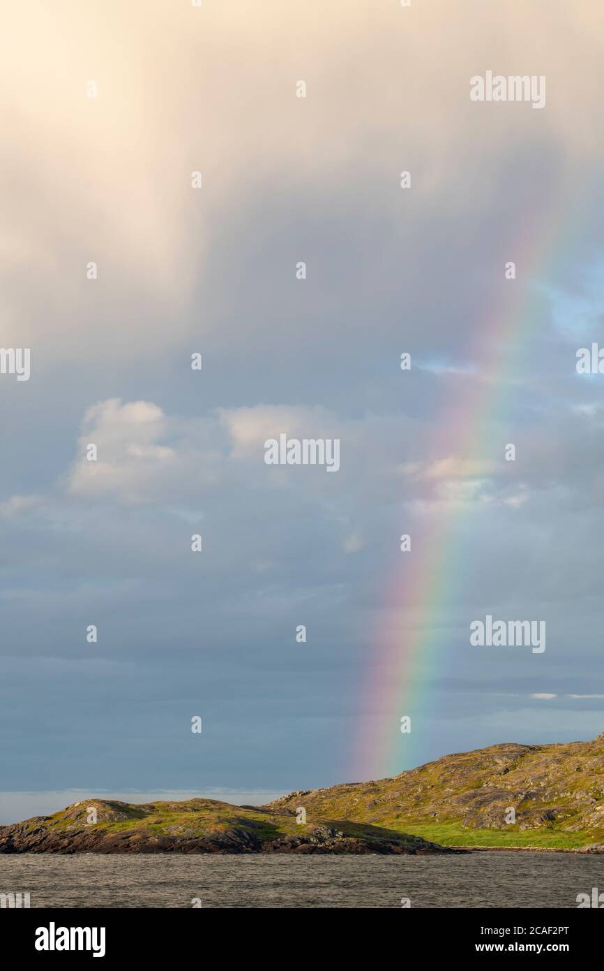 Regenbogen über der Stadt Fogo, Fogo, Neufundland und Labrador NL, Kanada Stockfoto