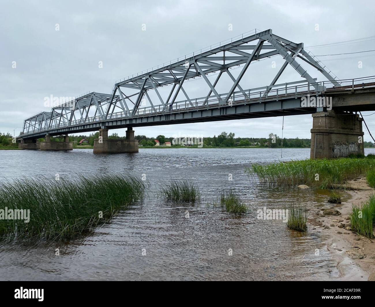 Eine Brücke über ein Gewässer Stockfoto