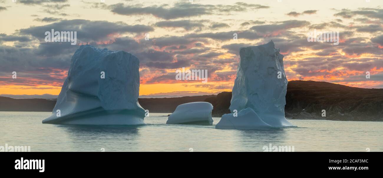Geerdeter Eisberg bei Sonnenuntergang, Goose Cove, Neufundland und Labrador NL, Kanada Stockfoto