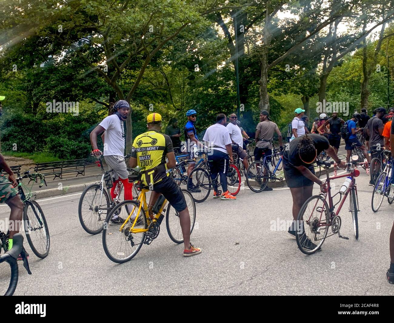 New York, USA. August 2020. (NEU) Fahrradtour im Central Park. 6. August 2020, New York, USA: Viele Fahrradfahrer treffen sich zu einer Vergnügungsfahrt im Central Park inmitten einer Coronavirus-Pandemie, die die Stadt getroffen hat.Quelle: Niyi Fote /Thenews2. Quelle: Niyi Fote/TheNEWS2/ZUMA Wire/Alamy Live News Stockfoto