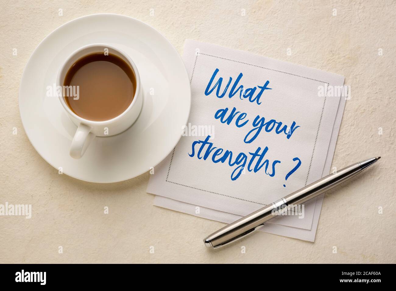 Was sind deine Stärken Frage - Handschrift auf Serviette mit einer Tasse Kaffee, Karriere und persönlichem Entwicklungskonzept Stockfoto