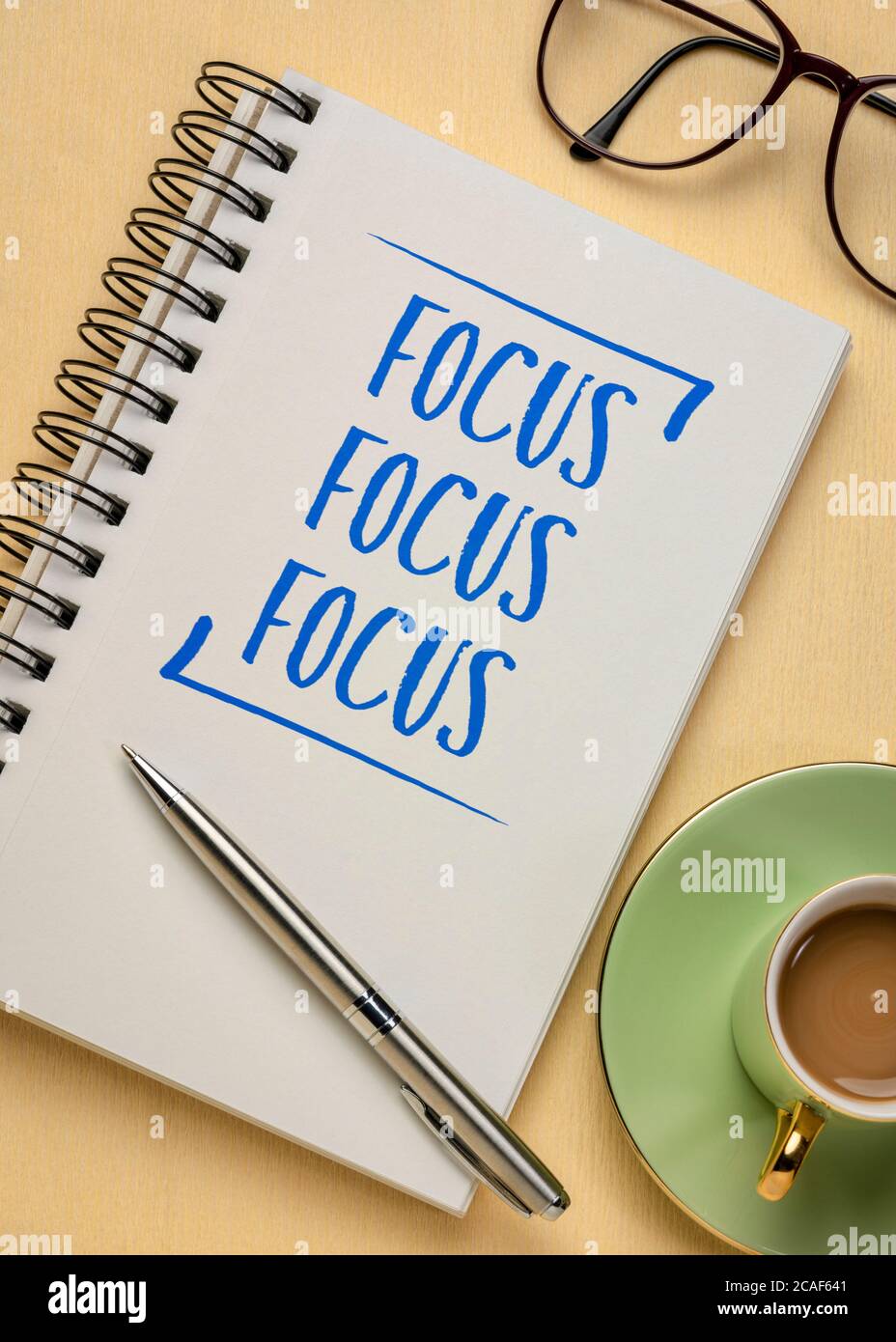 Fokuskonzept - Handschrift in einem Spiralnotizbuch mit einer Tasse Espresso-Kaffee, Business, Produktivität und Priorisierung Stockfoto