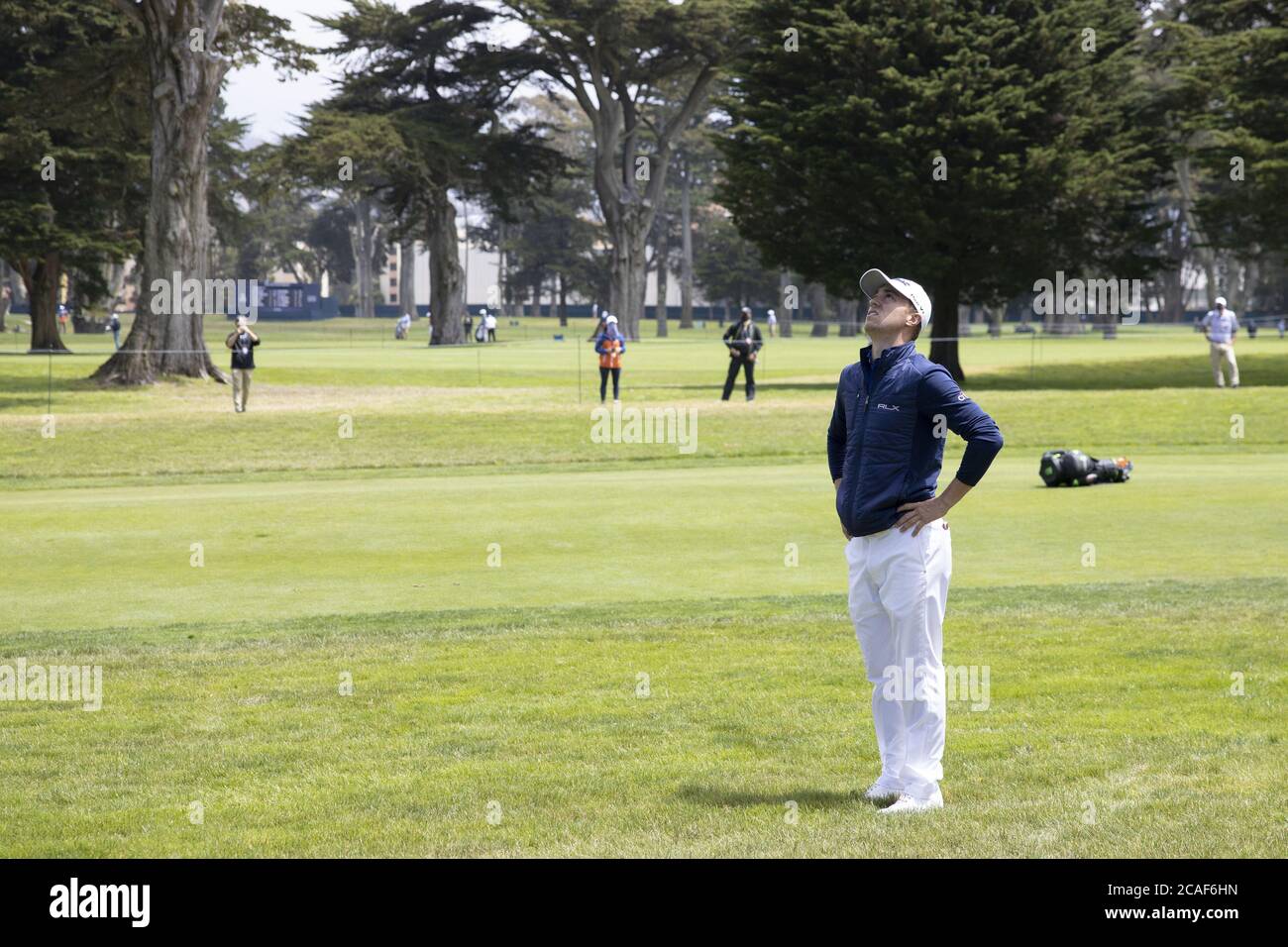 San Francisco, Usa. August 2020. Justin Thomas schaut zu den Bäumen, um zu sehen, ob er seinen verlorenen Ball am 7. Fairway in der ersten Runde der 102. PGA Championship am TPC Harding Park in San Francisco, Kalifornien, am Donnerstag, 6. August 2020 sehen kann. Die PGA-Meisterschaft sollte ursprünglich im Mai 14 beginnen, wurde aber aufgrund der anhaltenden Coronavirus-Pandemie für August und ohne Zuschauer verschoben. Foto von Peter DaSilva/UPI Credit: UPI/Alamy Live News Stockfoto