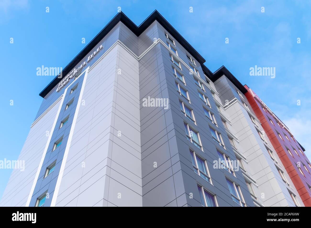 St. John's, Neufundland / Kanada - August 2020: Hilton Garden Inn Hotel, ein neu errichtetes, hohes Gebäude mit Metallverbundpaneelen in grauer Farbe. Stockfoto