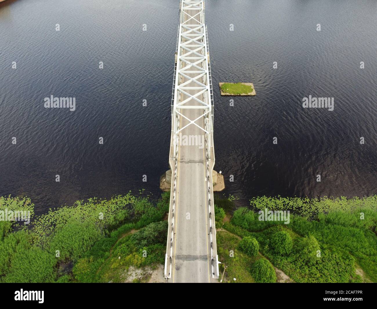 Truss Eisen Brücke durch Fluss, Blick auf eine Luft, Luftbild Stockfoto