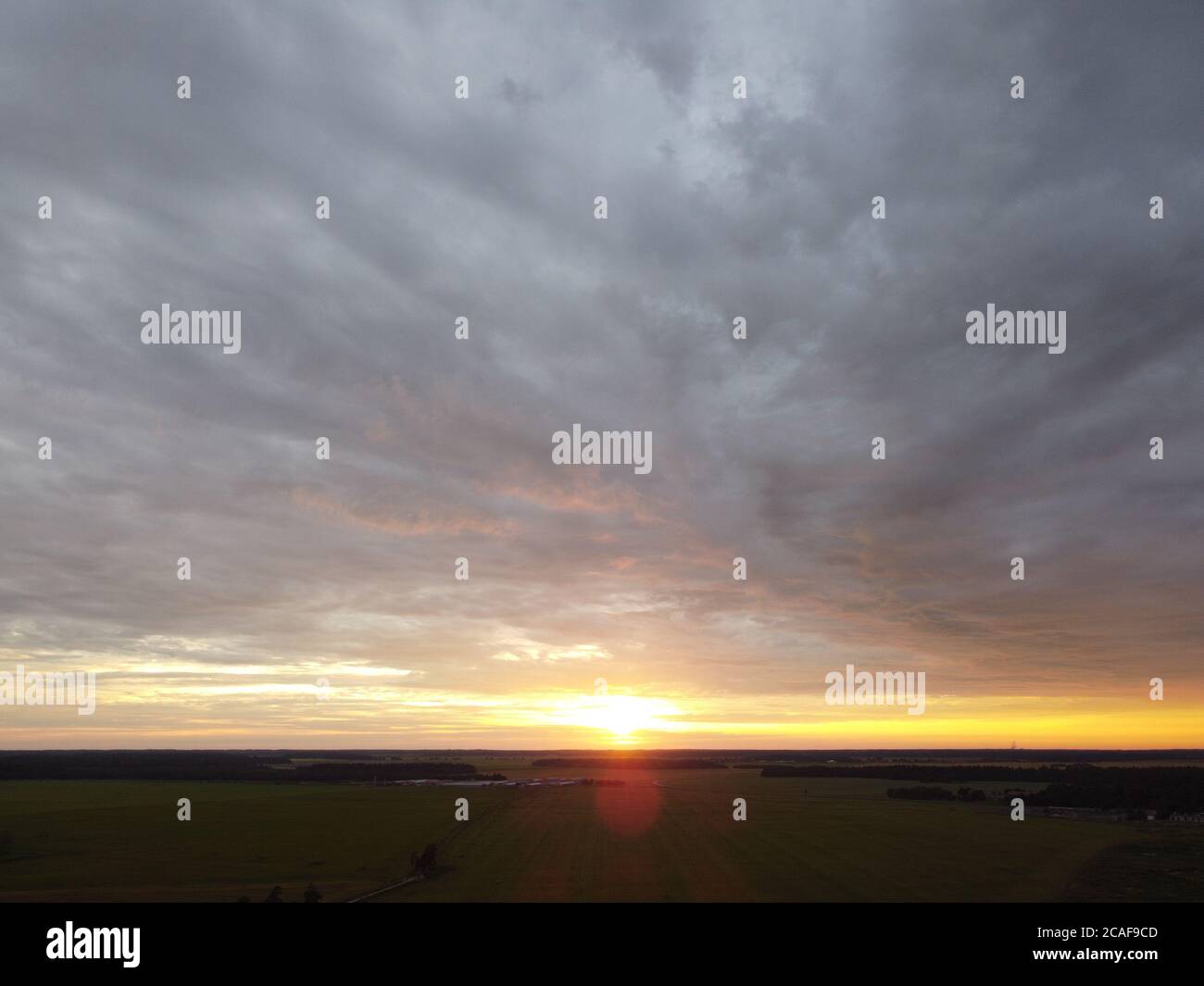 Sonnenuntergang Himmel mit Wolken Hintergrund Stockfoto