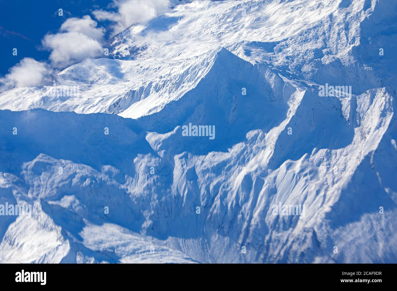 Gletscher über den Bergen . Gipfel von Schnee bedeckt . Alpen im Winter Stockfoto