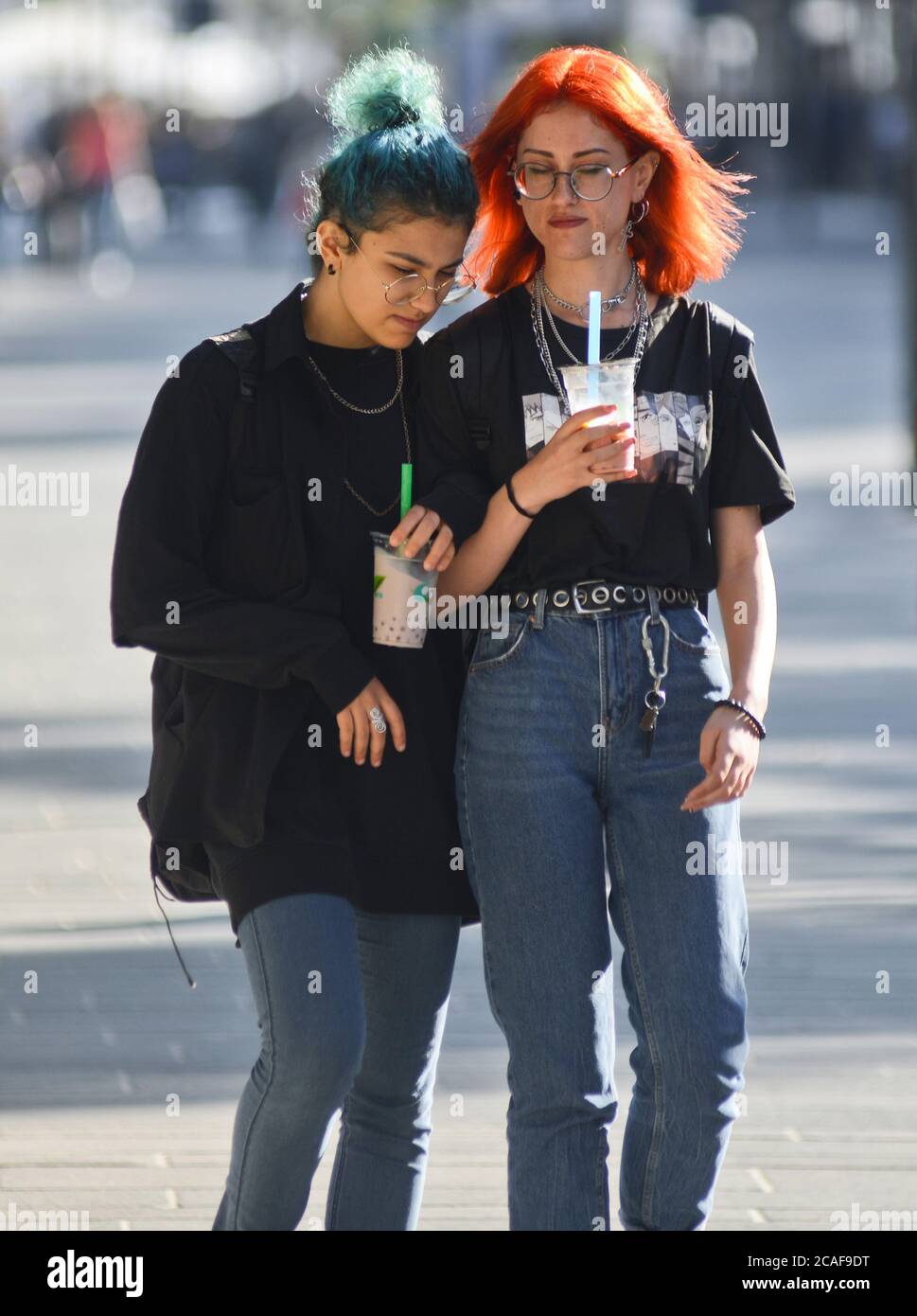 Italienische Freundinnen zu Fuß in Piazza Umberto I, Via Sparano da Bari. Bari, Italien Stockfoto