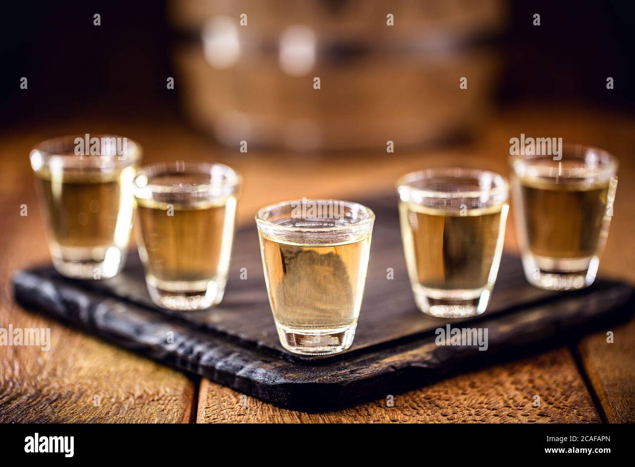 Gläser mit kleiner Dosis, hochwertiger destillierter Alkohol. Brasilianische cachaça (genannt Pinga), Drip, Wodka, weißer Rum, Spirituosen, ozo, Sake oder Cognac. Stockfoto