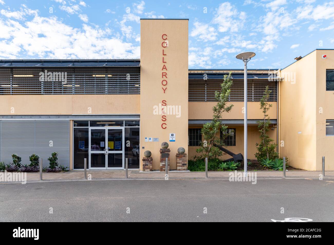 Sydney NSW Australien 19. Juli 2020 - Collaroy Surf Life Saving Club Fassade an einem sonnigen Winternachmittag Stockfoto