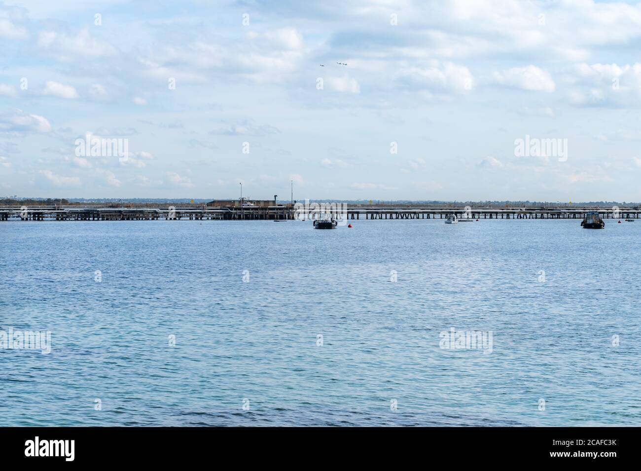 Sydney NSW Australien 9. Juli 2020 - Blick auf Botany Bay Blue Water und Kurnell Pier an einem sonnigen Winternachmittag Stockfoto