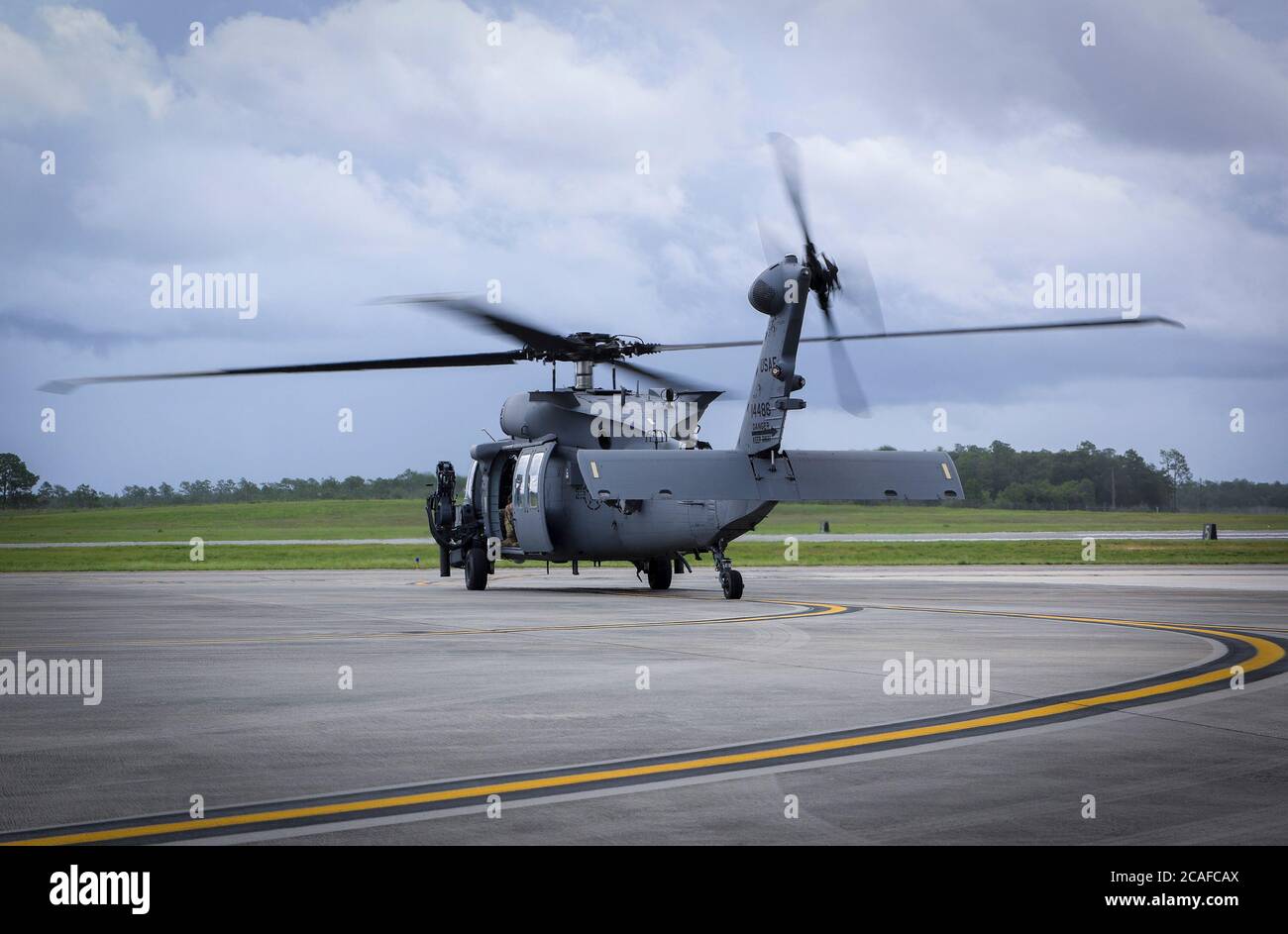 Ein HH-60W Jolly Green II kommt für eine Testmission am 27. Juli auf der Eglin Air Force Base, Florida, aus. Der Kampfsuchhubschrauber wird in der Geschwaderanlage am Duke Field in Entwicklungstests durchgeführt. (USA Luftwaffe Foto/Samuel King Jr.) Stockfoto
