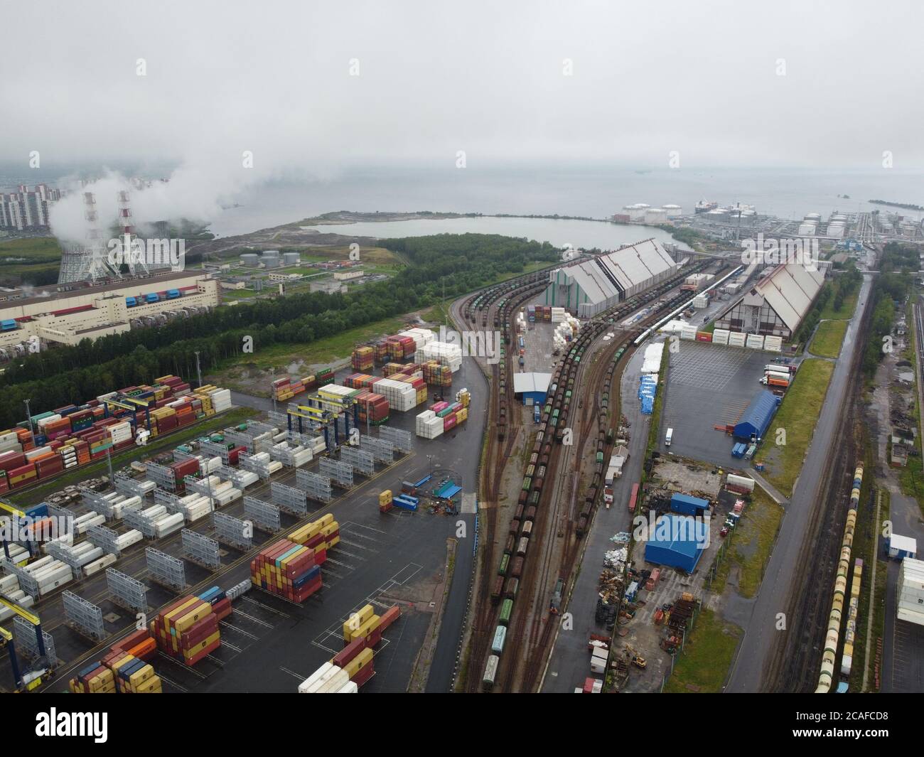 Drohne fliegt über den Hafen des Containerterminals in Sankt Petersburg Stockfoto