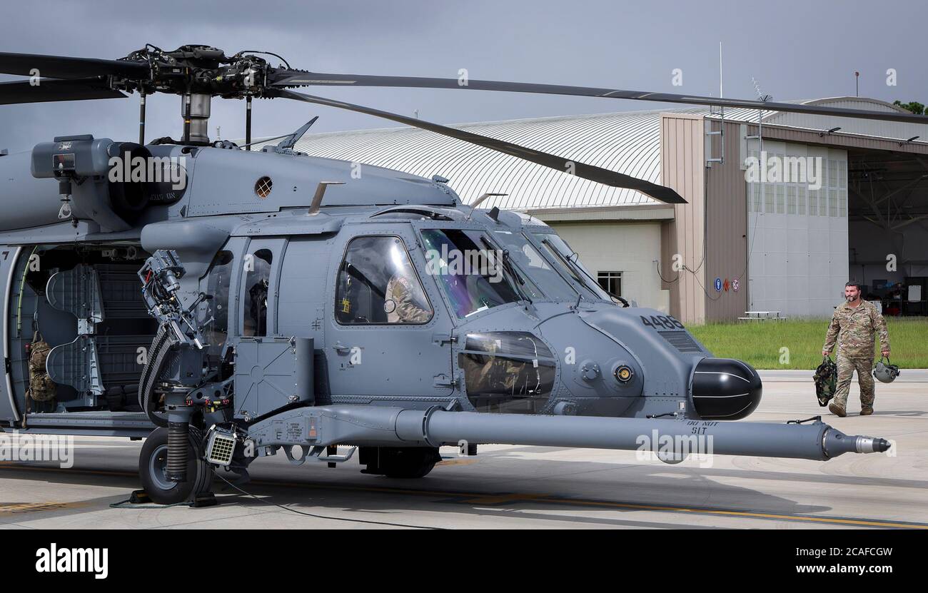 Ein Mitglied der Luftbesatzung geht zu einem HH-60W Jolly Green II Juli 27 auf der Eglin Air Force Base, Florida. Der Kampfhubschrauber wird in der Geschwaderanlage am Duke Field in Entwicklungstests durchgeführt. (USA Luftwaffe Foto/Samuel King Jr.) Stockfoto