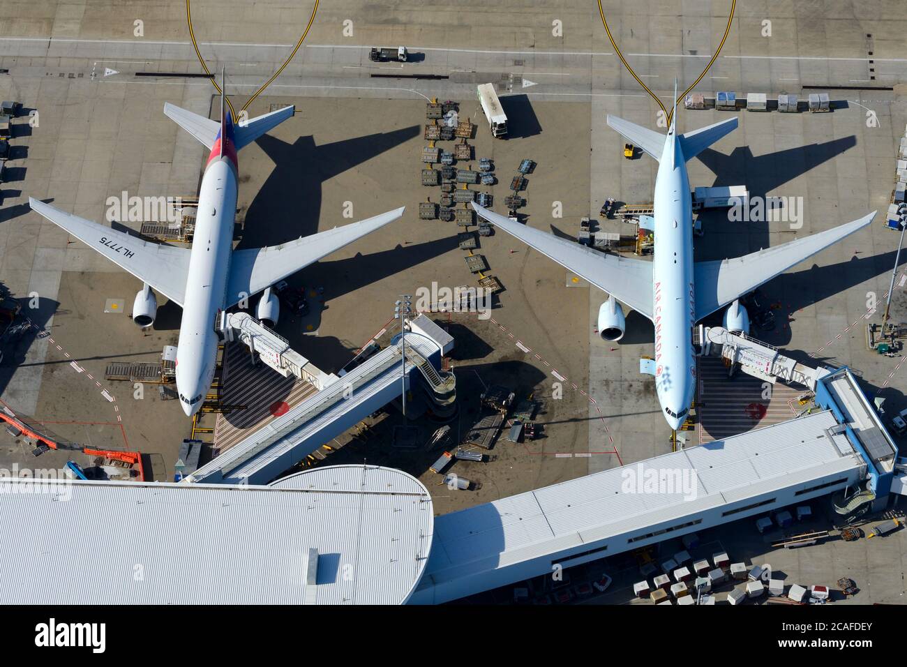 Zwei Boeing 777 parkten am internationalen Terminal 1 des Kingsford Smith Airport in NSW, Australien. Flugzeuge, die mit Düsenbrücken verbunden sind. Stockfoto